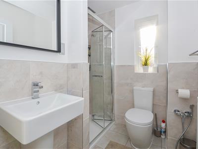 EN SUITE SHOWER ROOM